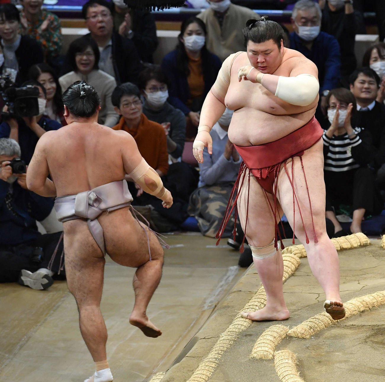 寄り切りで琴恵光（左）を破った熱海富士（撮影・岩下翔太）