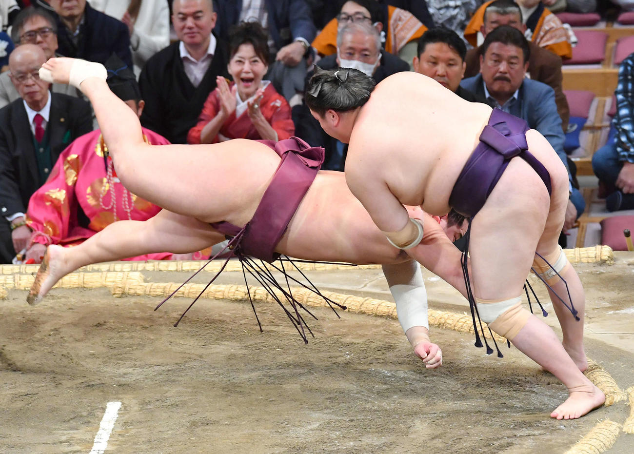 一山本（右）は錦富士をはたき込みで破る（撮影・岩下翔太）