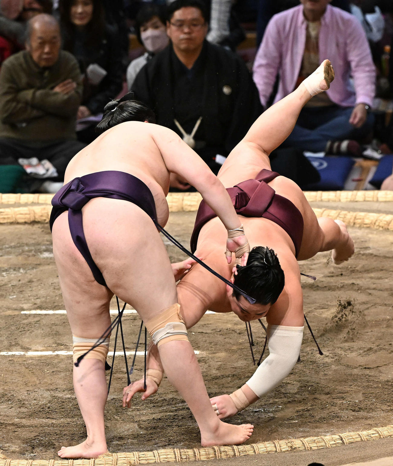 一山本（左）は錦富士をはたき込みで破る（撮影・滝沢徹郎）