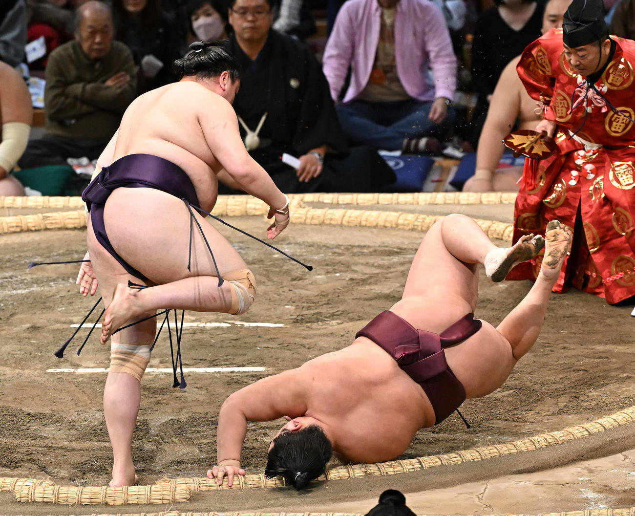 一山本（左）は錦富士をはたき込みで破る（撮影・滝沢徹郎）