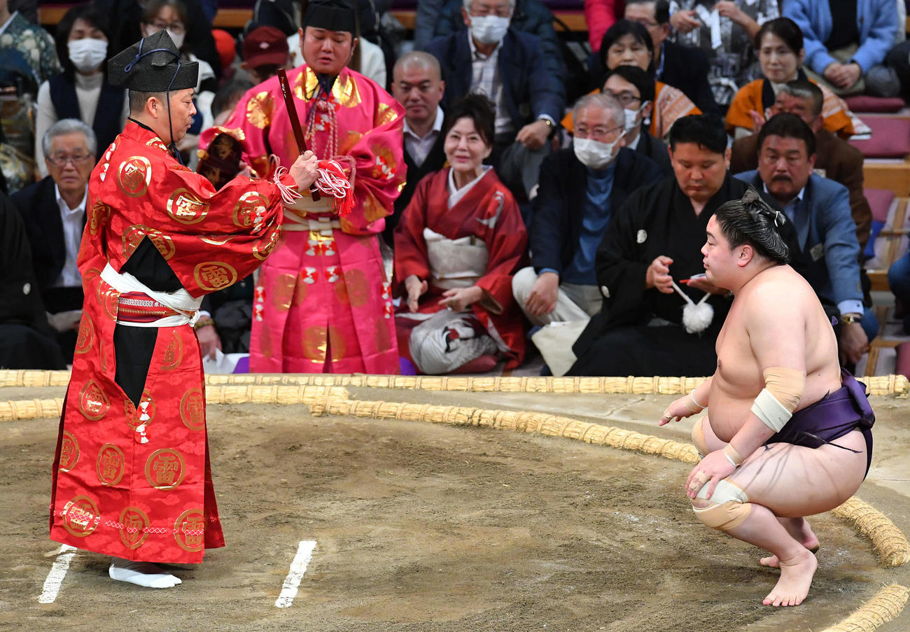 錦富士をはたき込みで破り、勝ち名のりを受ける一山本（撮影・岩下翔太）