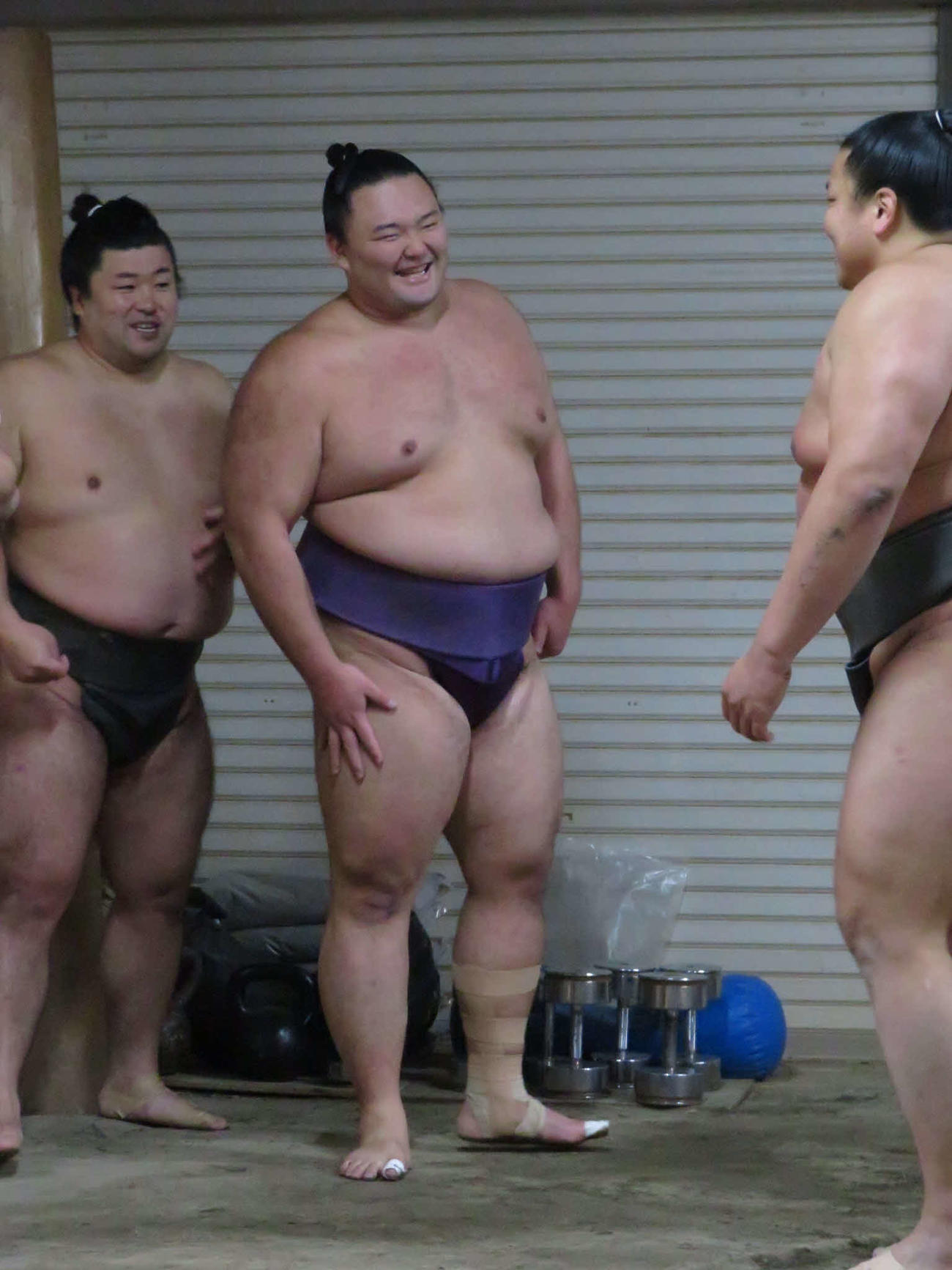 紫色の締め込み姿で行った朝稽古で笑顔を見せる朝乃山（中央）