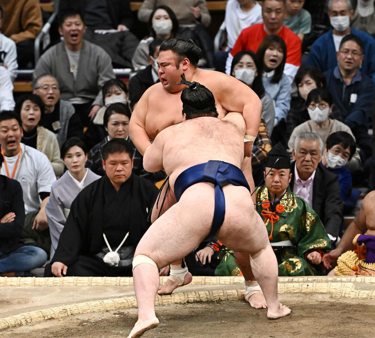 貴景勝（後方）は豪ノ山に寄り切りで敗れる（撮影・滝沢徹郎）
