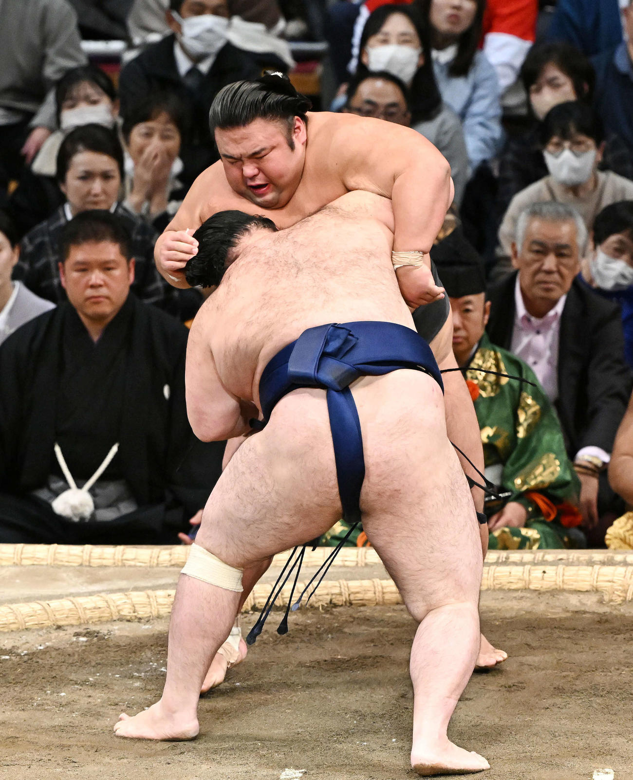 貴景勝（後方）は豪ノ山に寄り切りで敗れる（撮影・滝沢徹郎）