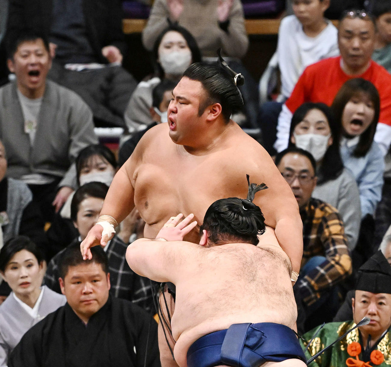 貴景勝（後方）は豪ノ山に寄り切りで敗れる（撮影・滝沢徹郎）