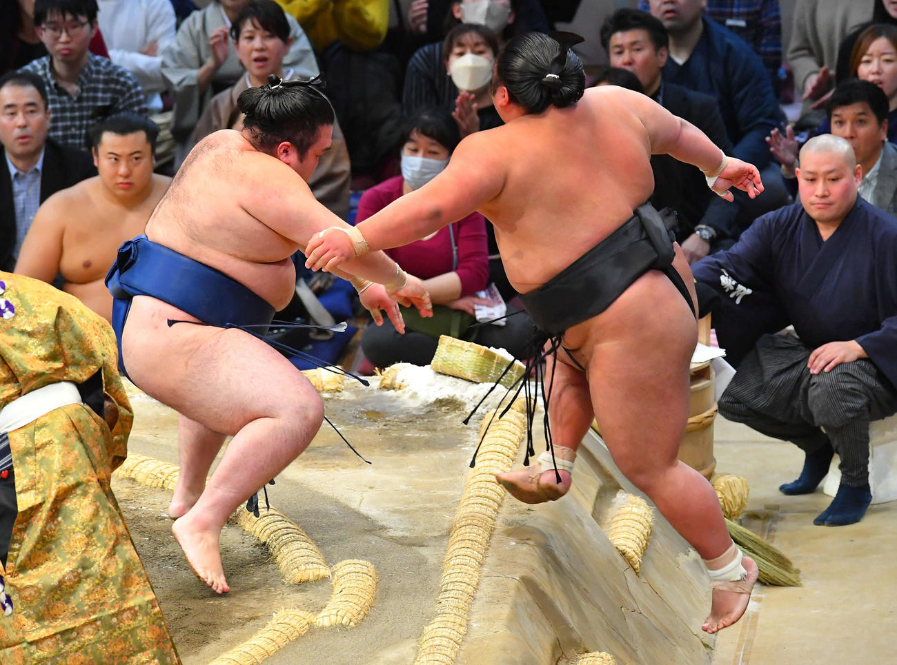 寄り切りで豪ノ山（左）に敗れた貴景勝（撮影・岩下翔太）