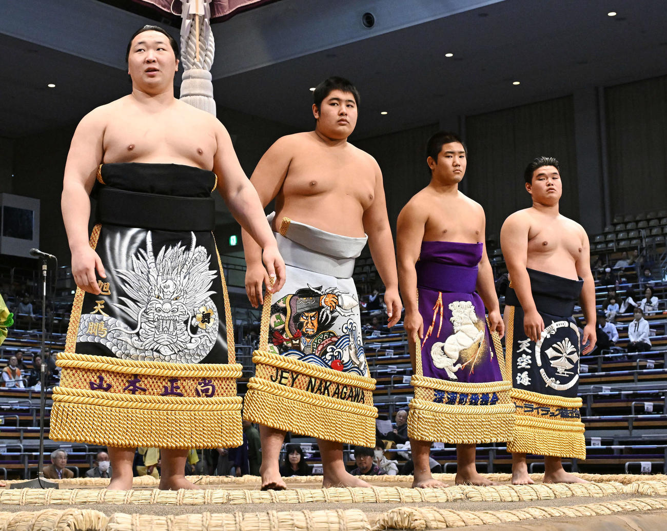 新序出世披露に臨む、左から旭海雄、長谷川、前田、大志山（撮影・滝沢徹郎）