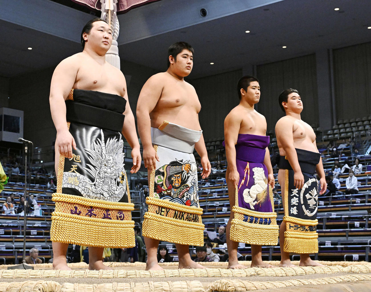 新序出世披露に臨む、左から旭海雄、長谷川、前田、大志山（撮影・滝沢徹郎）