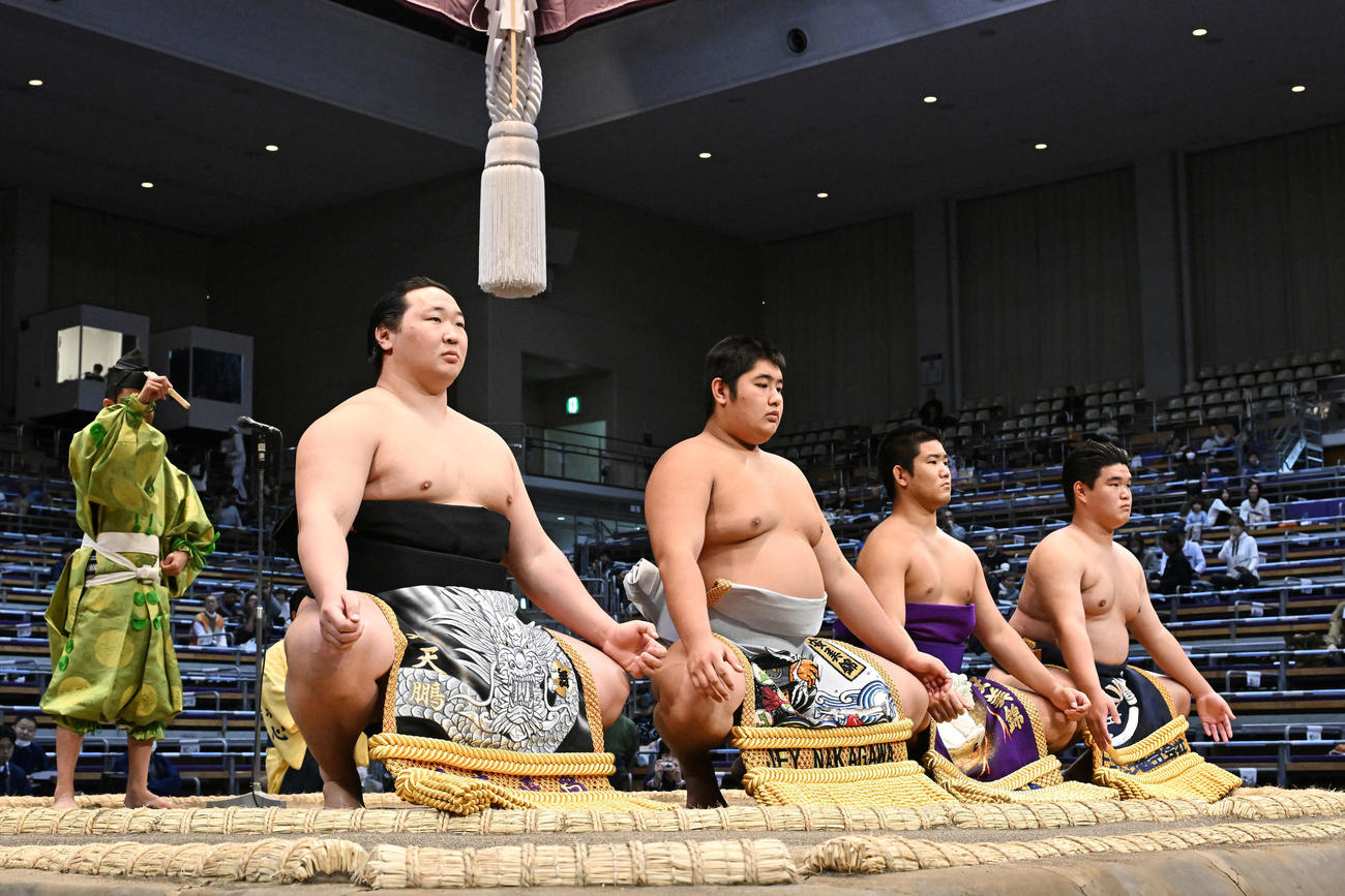 新序出世披露に臨む、左から旭海雄、長谷川、前田、大志山（撮影・滝沢徹郎）