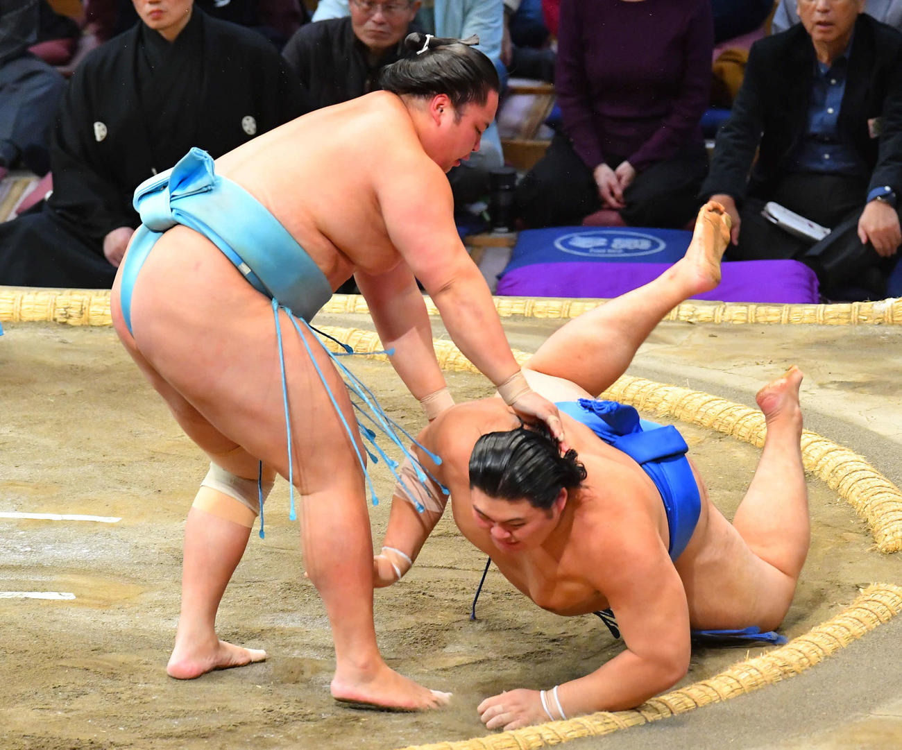 琴勝峰（左）は大の里を上手出し投げで破る（撮影・岩下翔太）