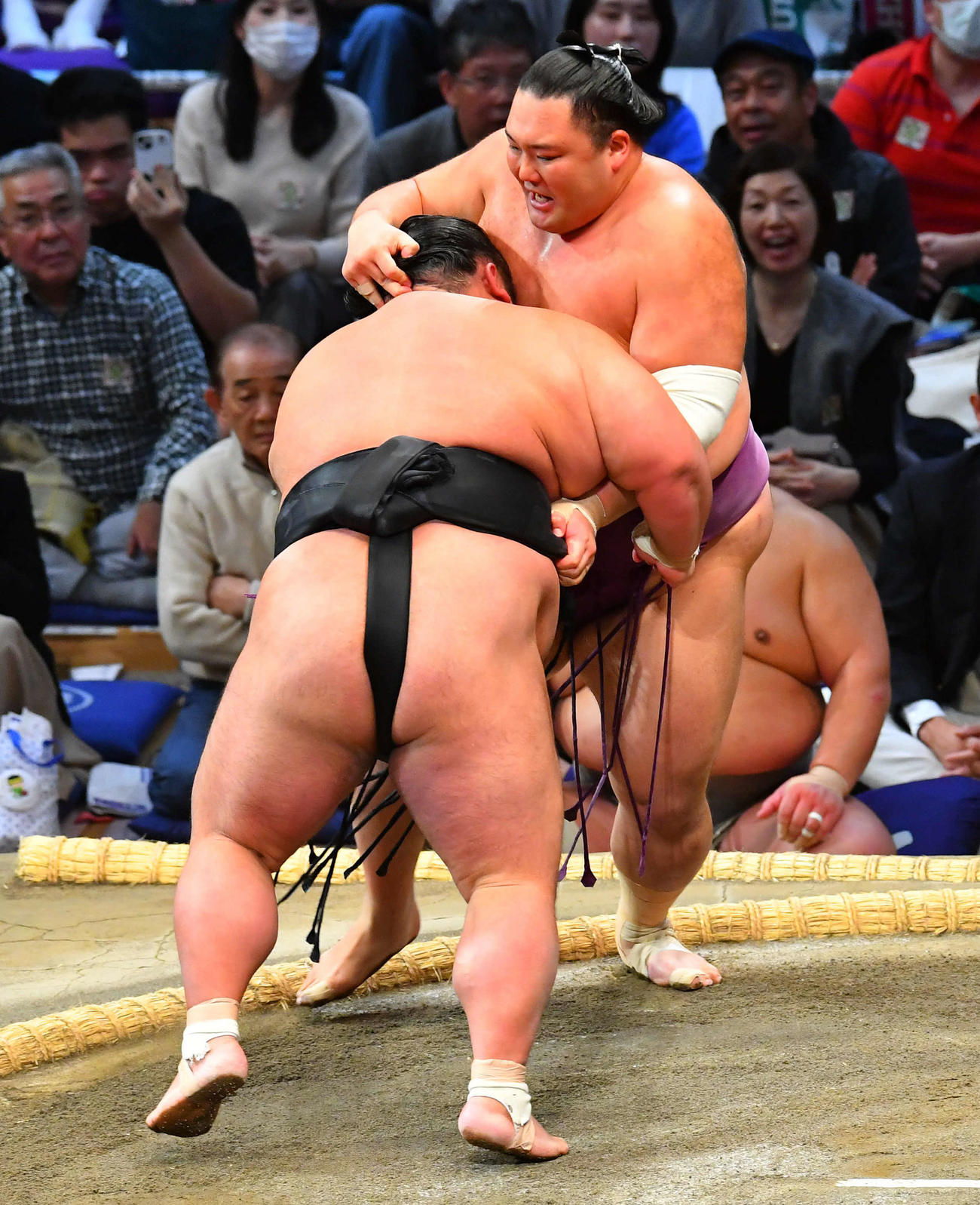 朝乃山（右）は貴景勝を下手投げで破る（撮影・岩下翔太）