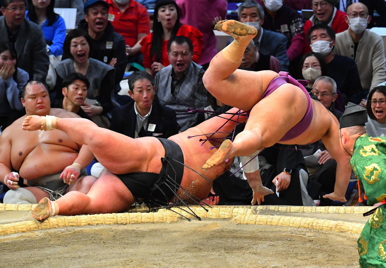 朝乃山（右）は貴景勝を下手投げで破る（撮影・岩下翔太）