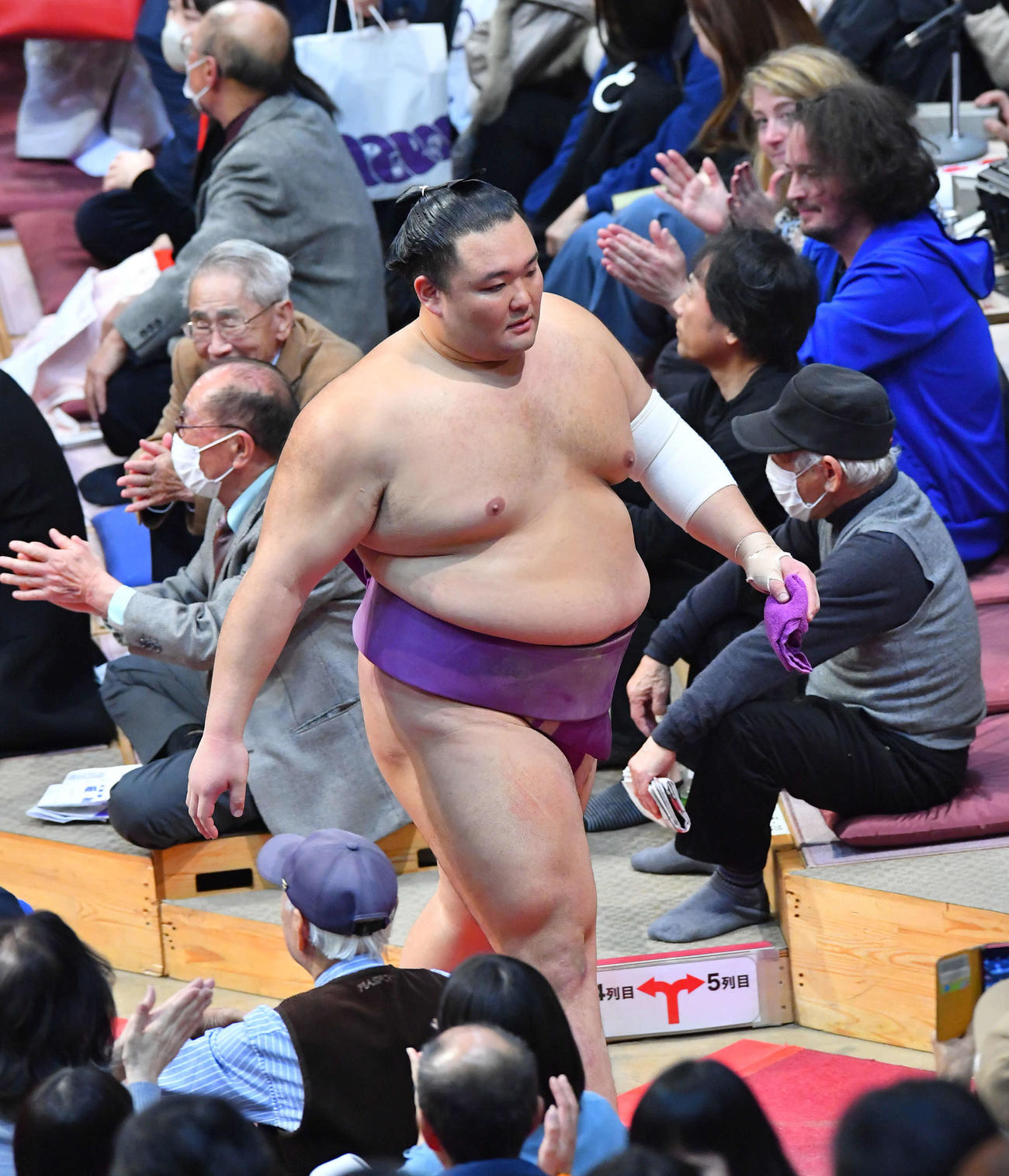 結びの一番が終わり、花道を引き揚げる朝乃山（撮影・岩下翔太）