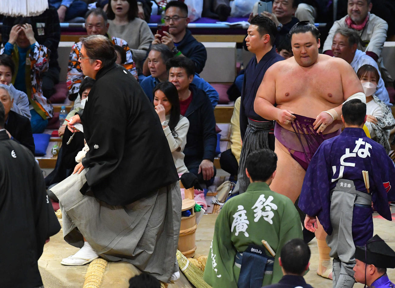 貴景勝との一番で物言いがつき、土俵下で厳しい表情を見せる朝乃山（撮影・岩下翔太）