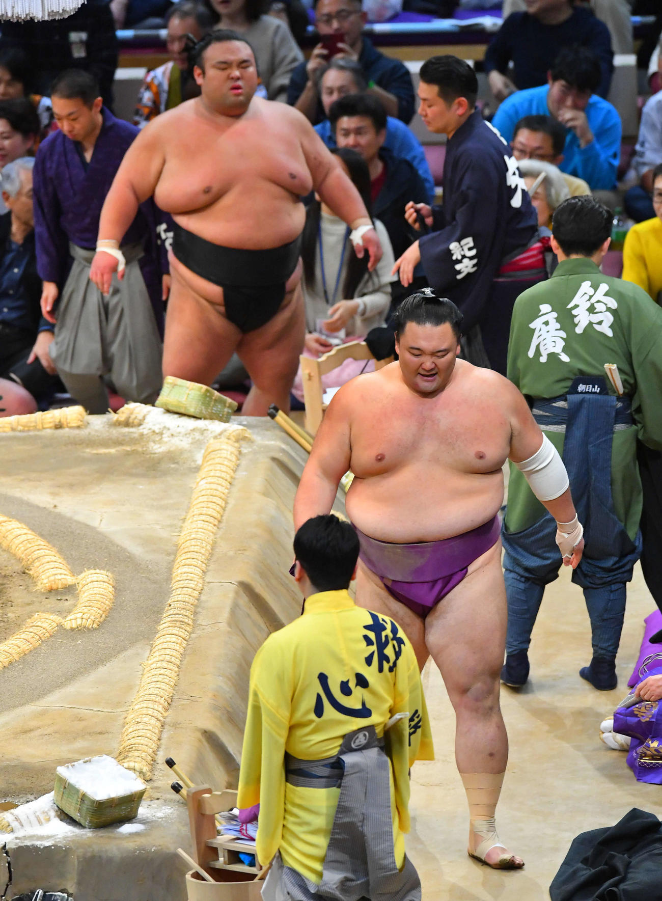 貴景勝（奥）との一番で物言いがつき、土俵下で厳しい表情を見せる朝乃山（撮影・岩下翔太）