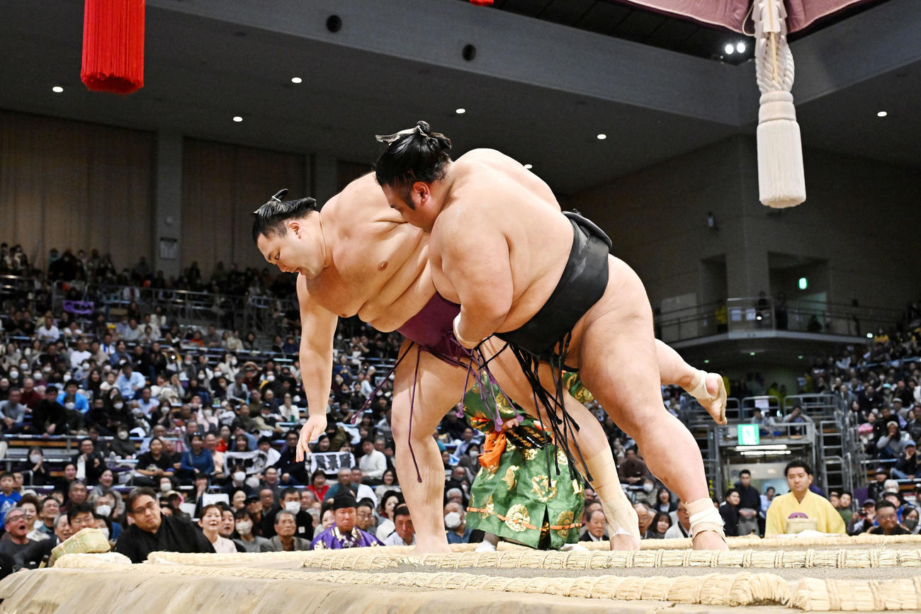 朝乃山（左）は貴景勝を下手投げで破る（撮影・滝沢徹郎）