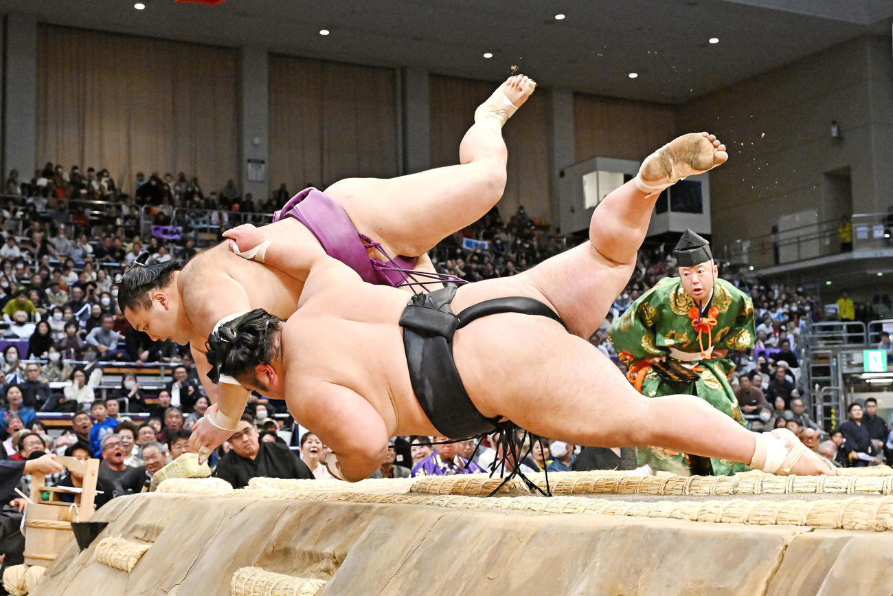 朝乃山（左）は貴景勝を下手投げで破る（撮影・滝沢徹郎）