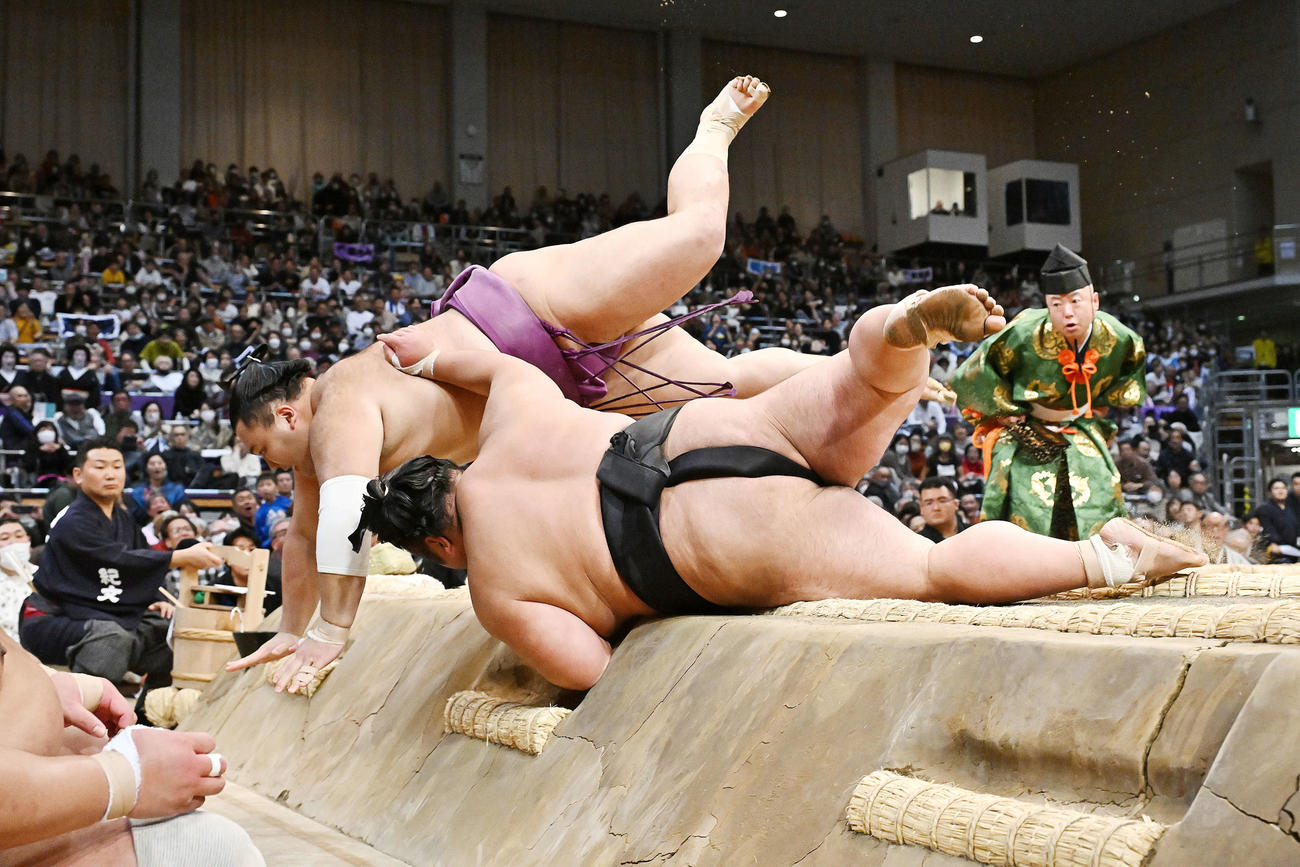 朝乃山（左）は貴景勝を下手投げで破る（撮影・滝沢徹郎）