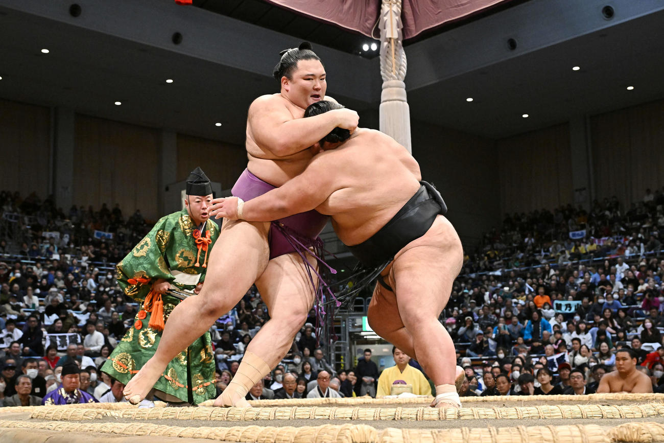 朝乃山（左）は貴景勝を攻める（撮影・滝沢徹郎）