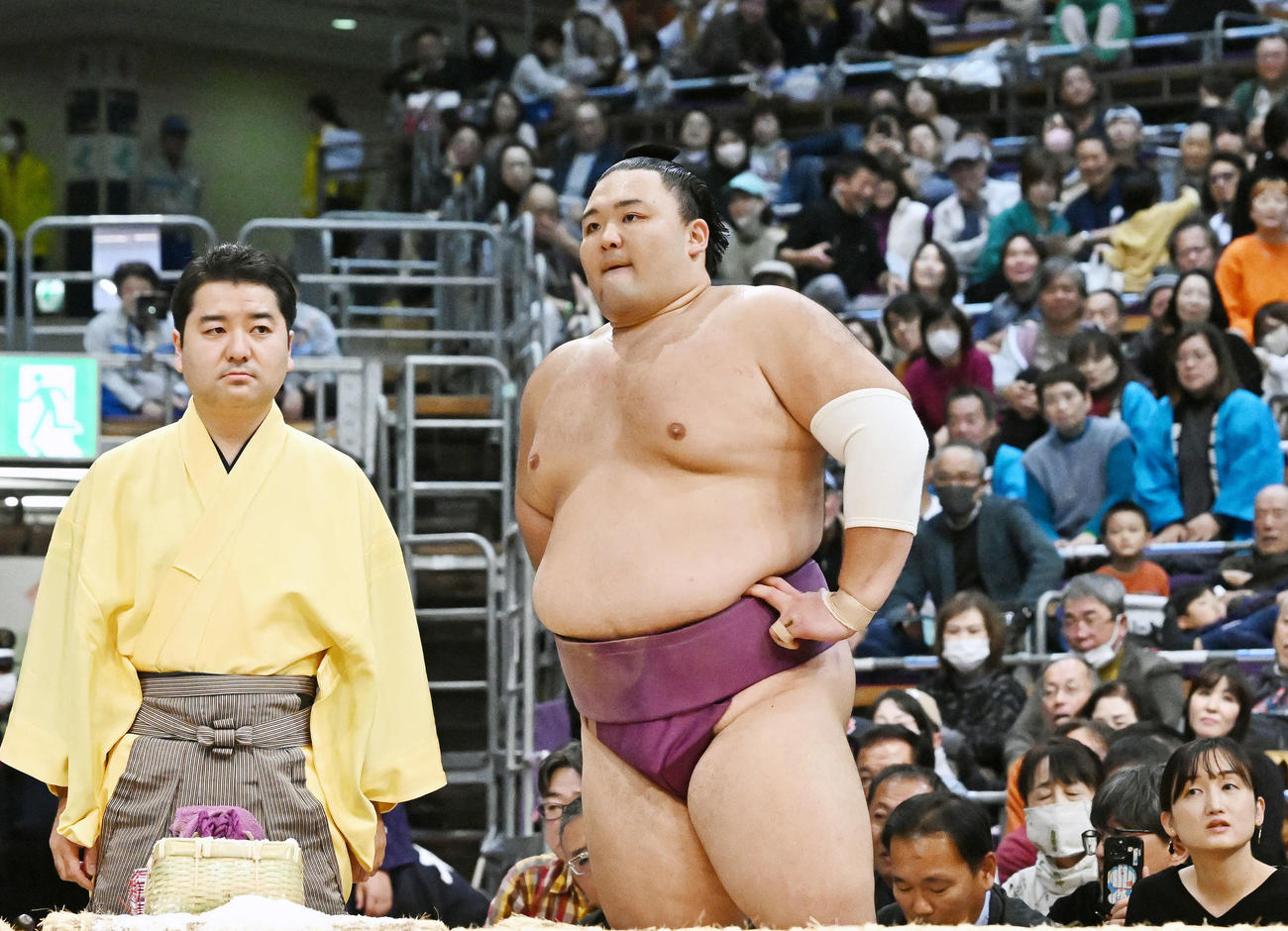 貴景勝との取り組みで物言いが付き協議を待つ朝乃山（撮影・滝沢徹郎）