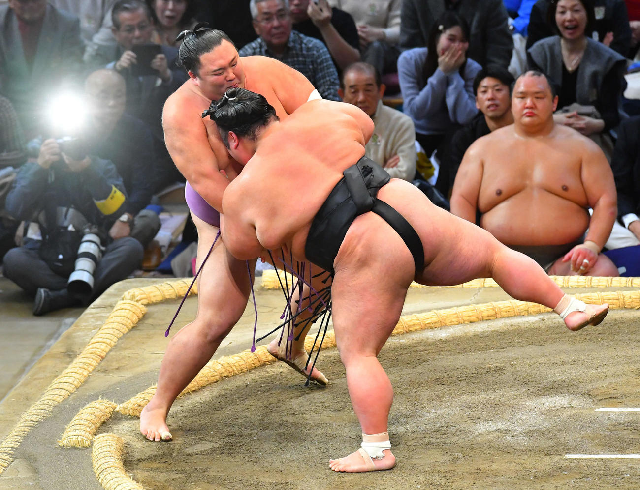 土俵際で貴景勝（右）の攻めに耐える朝乃山（撮影・岩下翔太）