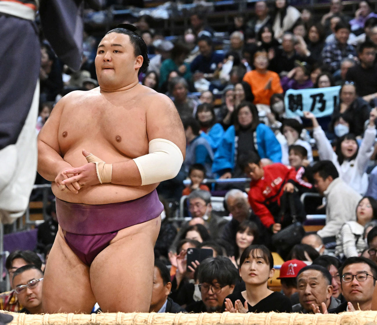 朝乃山は貴景勝を破りファンから祝福される（撮影・滝沢徹郎）