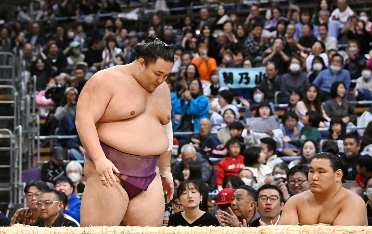 朝乃山は貴景勝を破りファンから祝福される（撮影・滝沢徹郎）