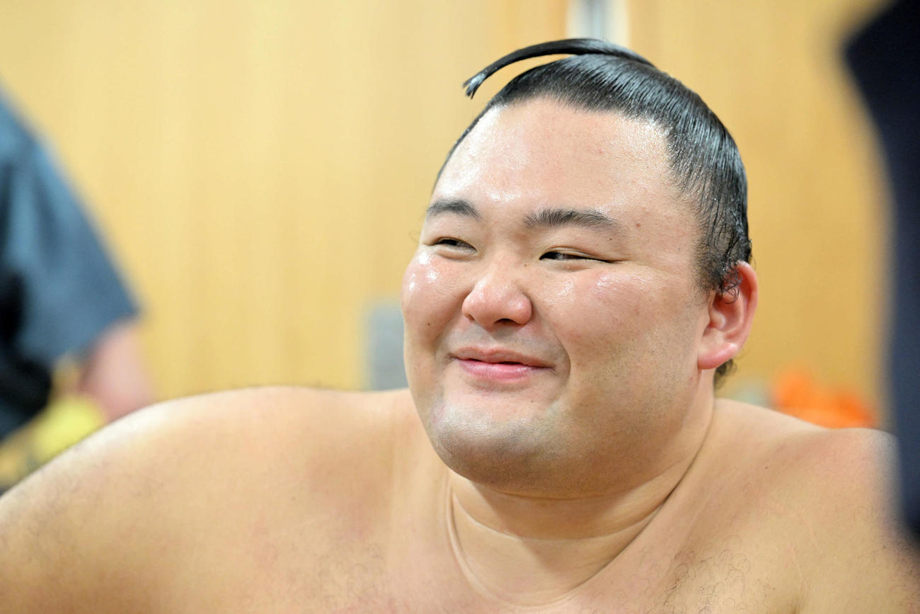 支度部屋で笑顔を見せる朝乃山（撮影・滝沢徹郎）