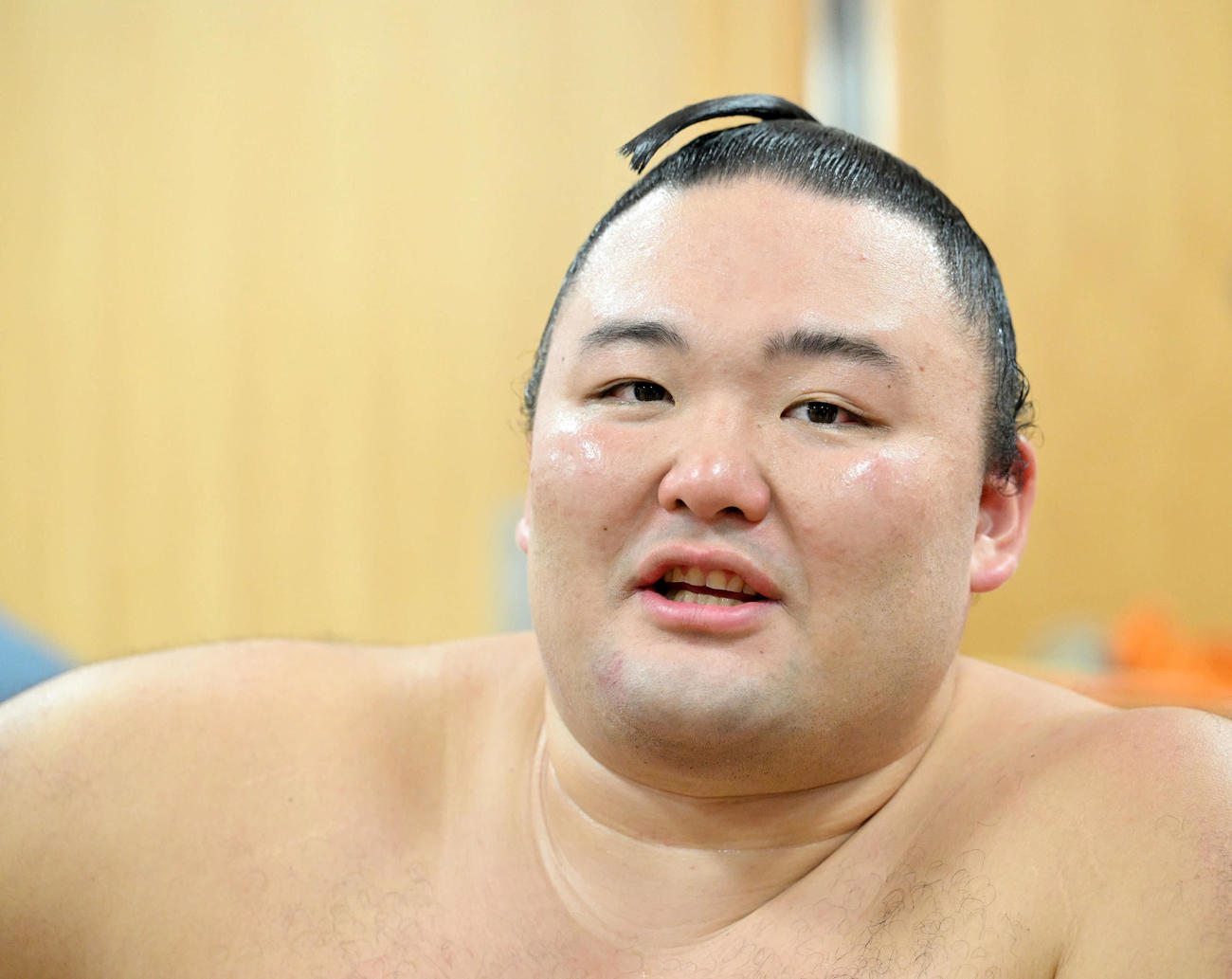 支度部屋で笑顔を見せる朝乃山（撮影・滝沢徹郎）