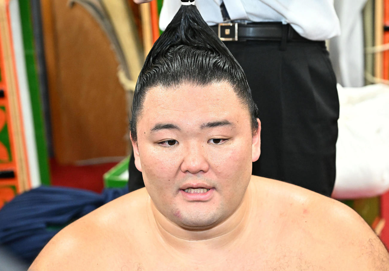 支度部屋で取材に応じる朝乃山（撮影・滝沢徹郎）