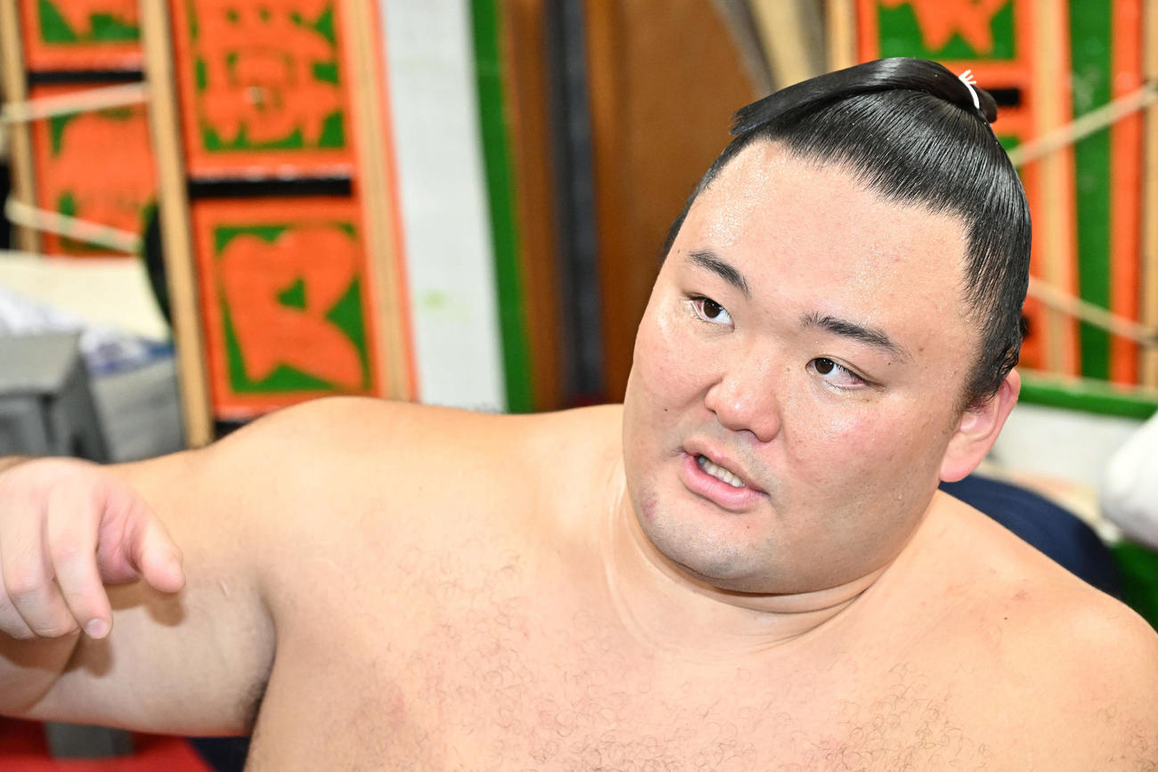 支度部屋で取材に応じる朝乃山（撮影・滝沢徹郎）