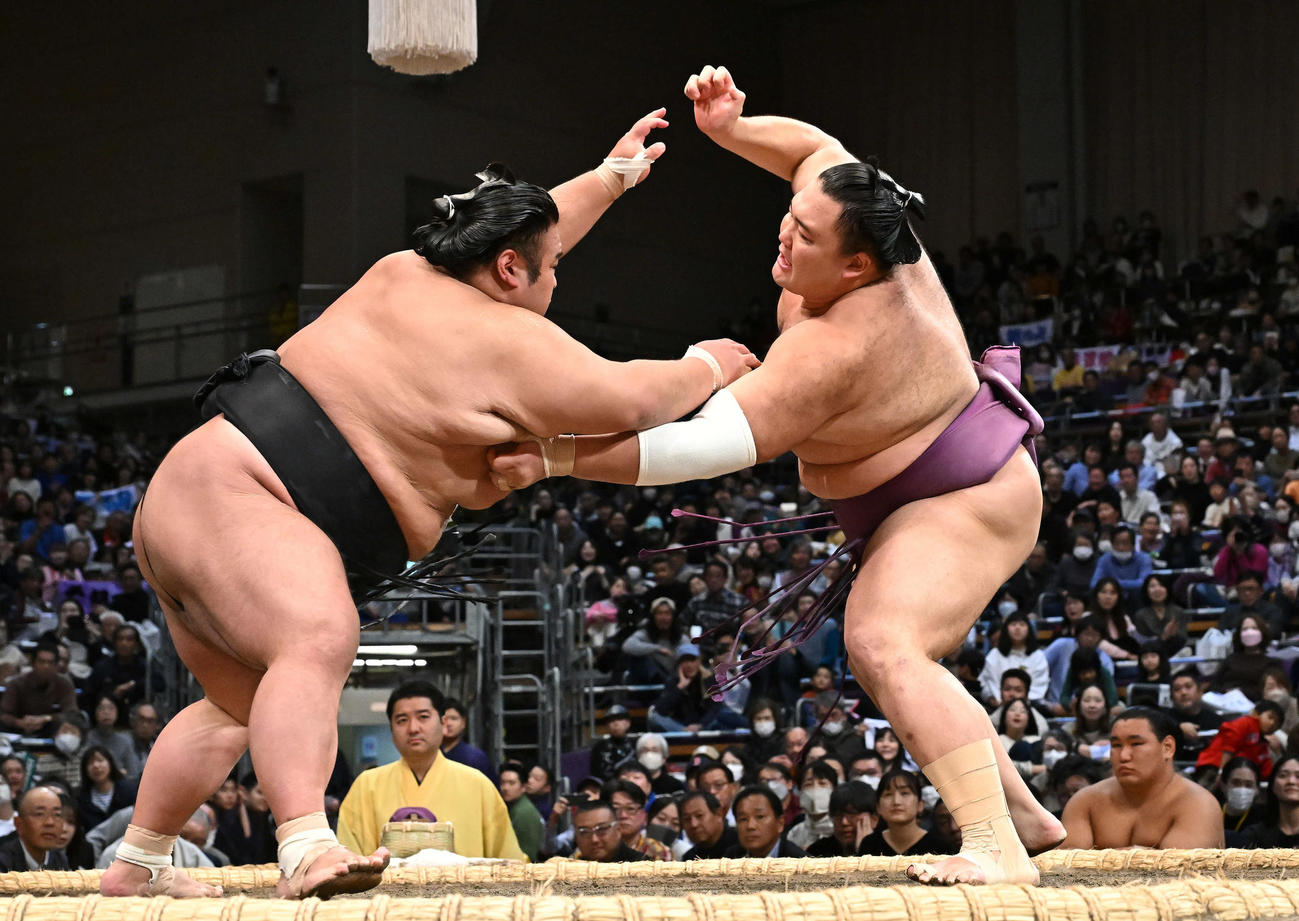 朝乃山（右）は貴景勝を攻める（撮影・滝沢徹郎）