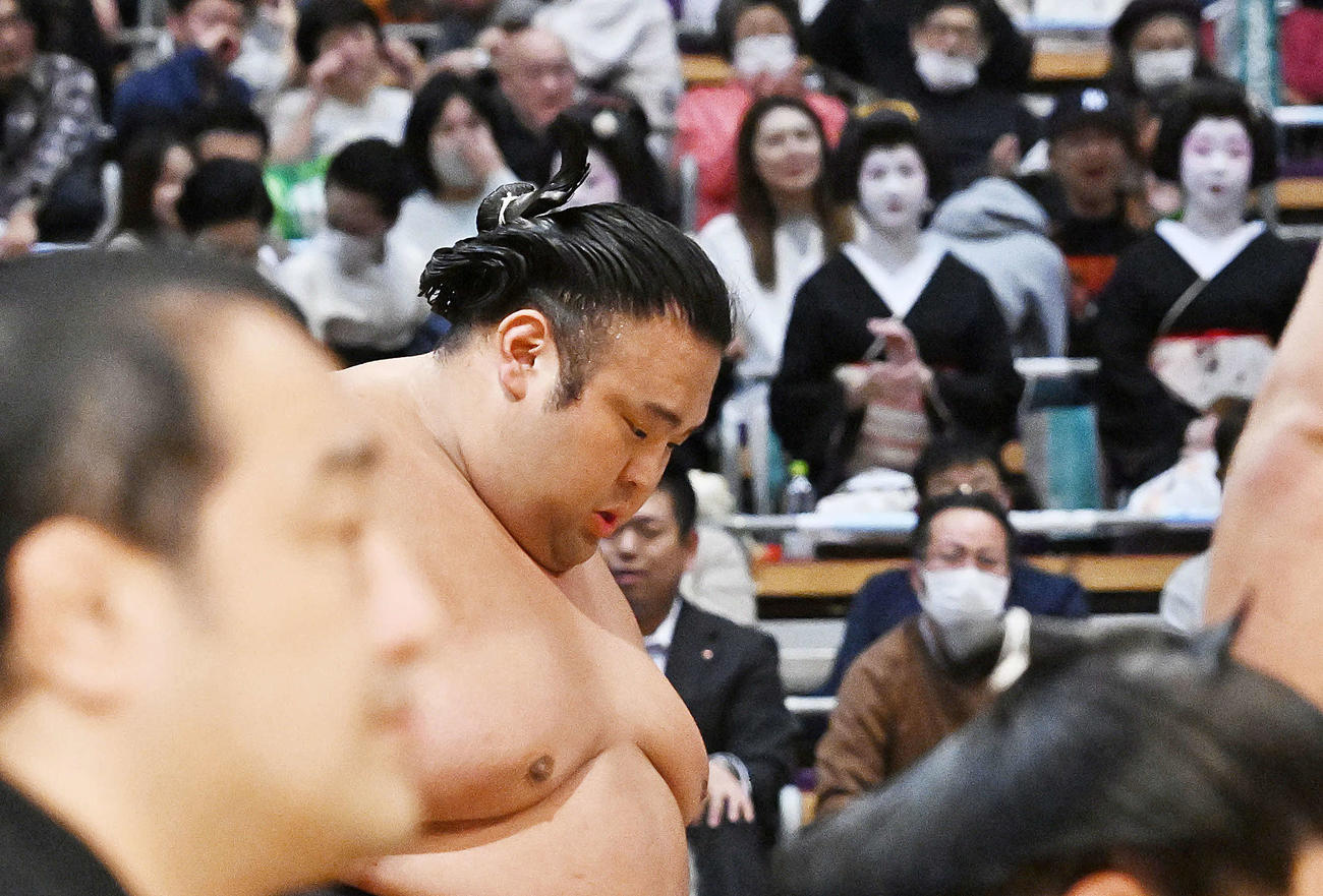 朝乃山に敗れ引き揚げる貴景勝（撮影・滝沢徹郎）