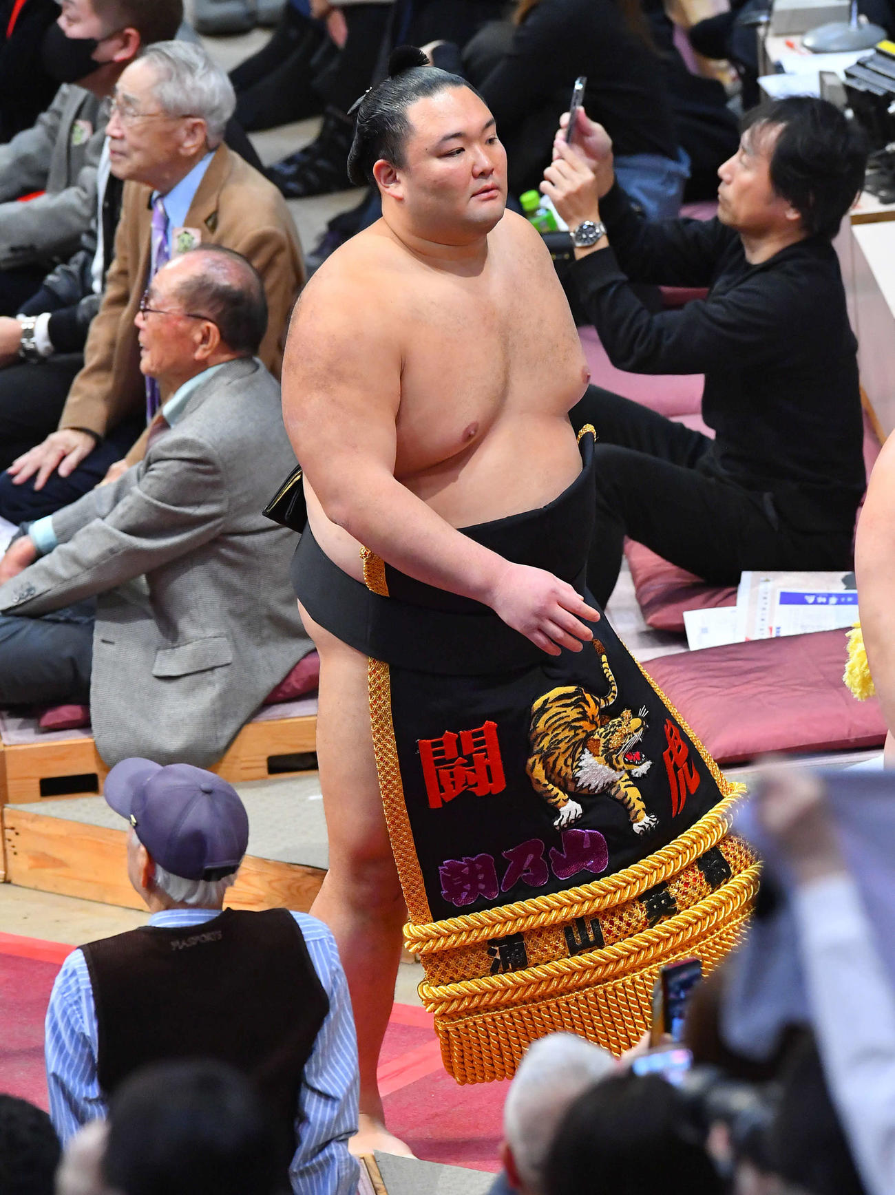 土俵入りを終えて花道を引き揚げる朝乃山（撮影・岩下翔太）