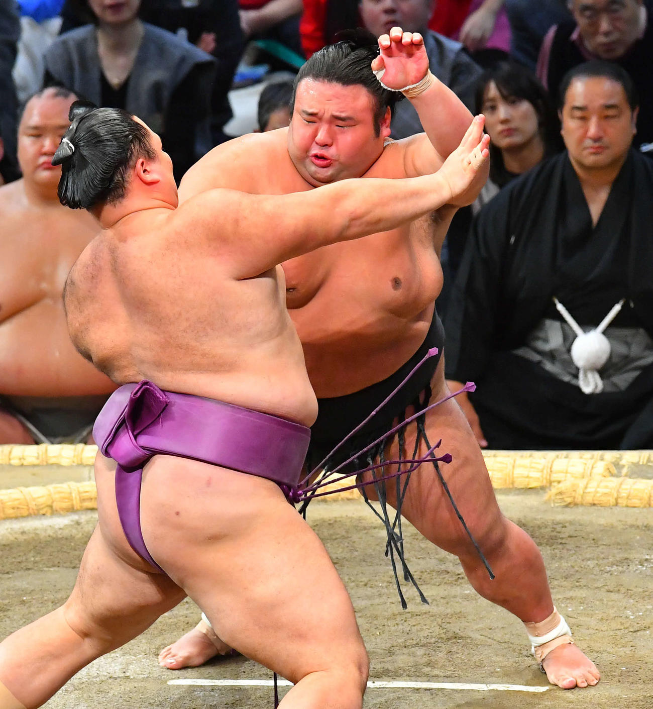 朝乃山（左）を攻める貴景勝（撮影・岩下翔太）