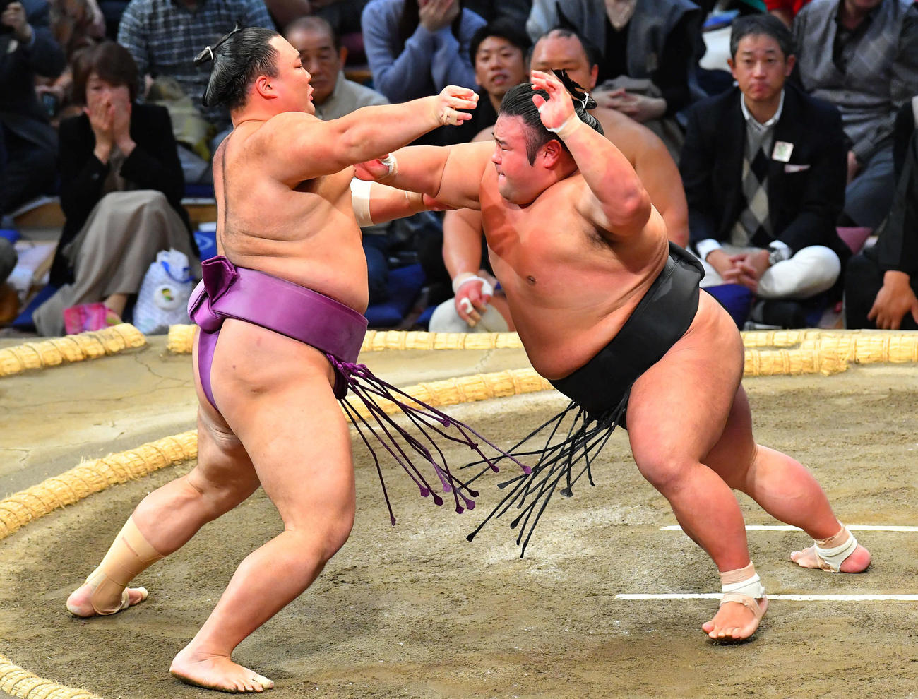 朝乃山（左）を攻める貴景勝（撮影・岩下翔太）