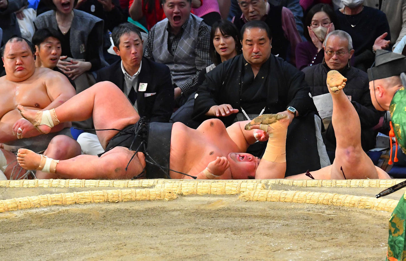 下手投げで朝乃山（右）に敗れた貴景勝（撮影・岩下翔太）