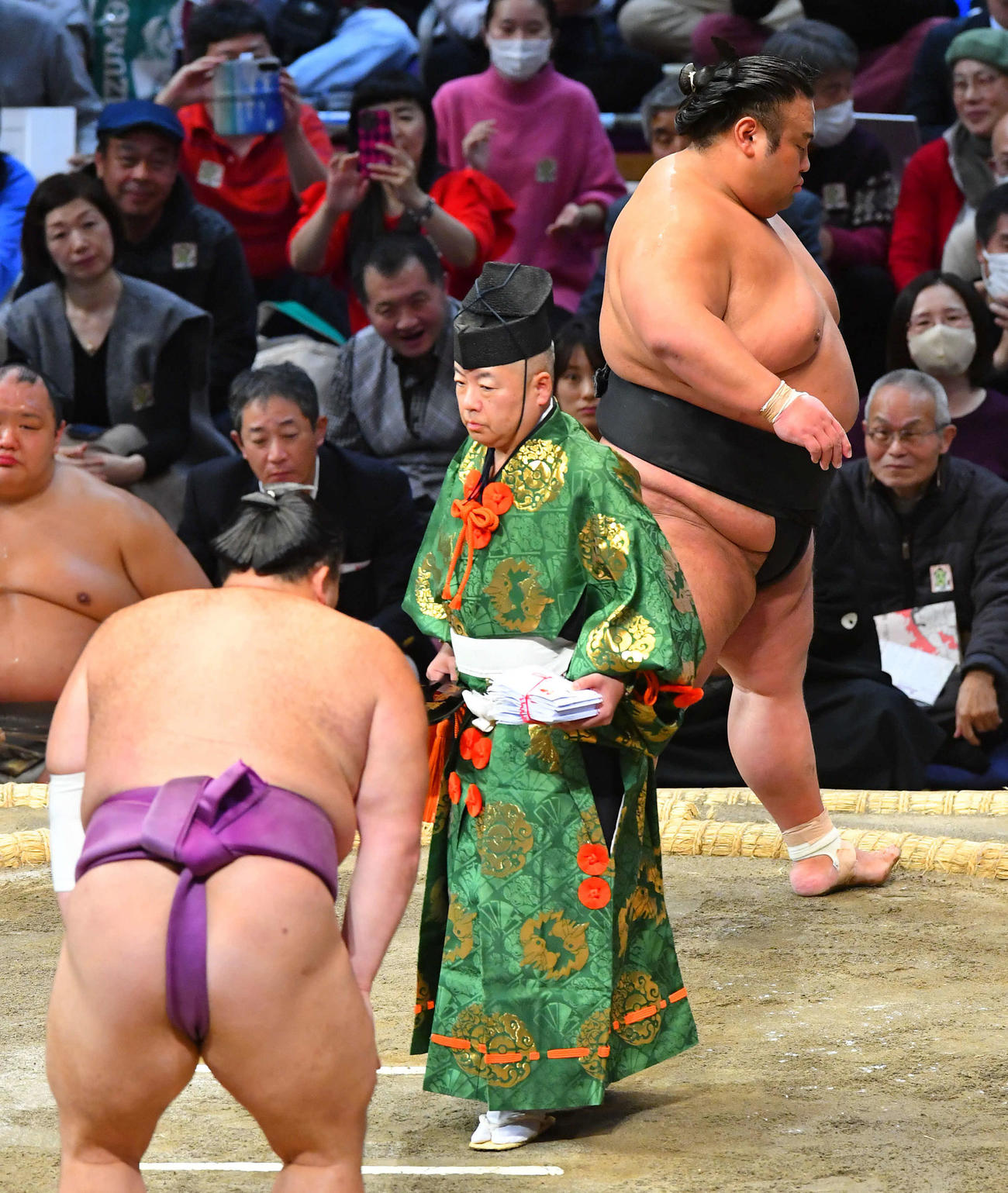 下手投げで朝乃山（手前）に敗れ、厳しい表情で土俵を下りる貴景勝（撮影・岩下翔太）