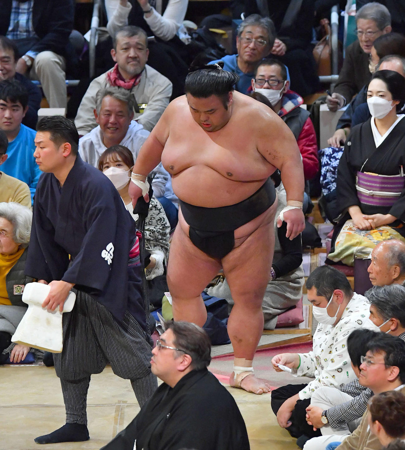 下手投げで朝乃山に敗れ、花道を引き揚げる貴景勝（撮影・岩下翔太）