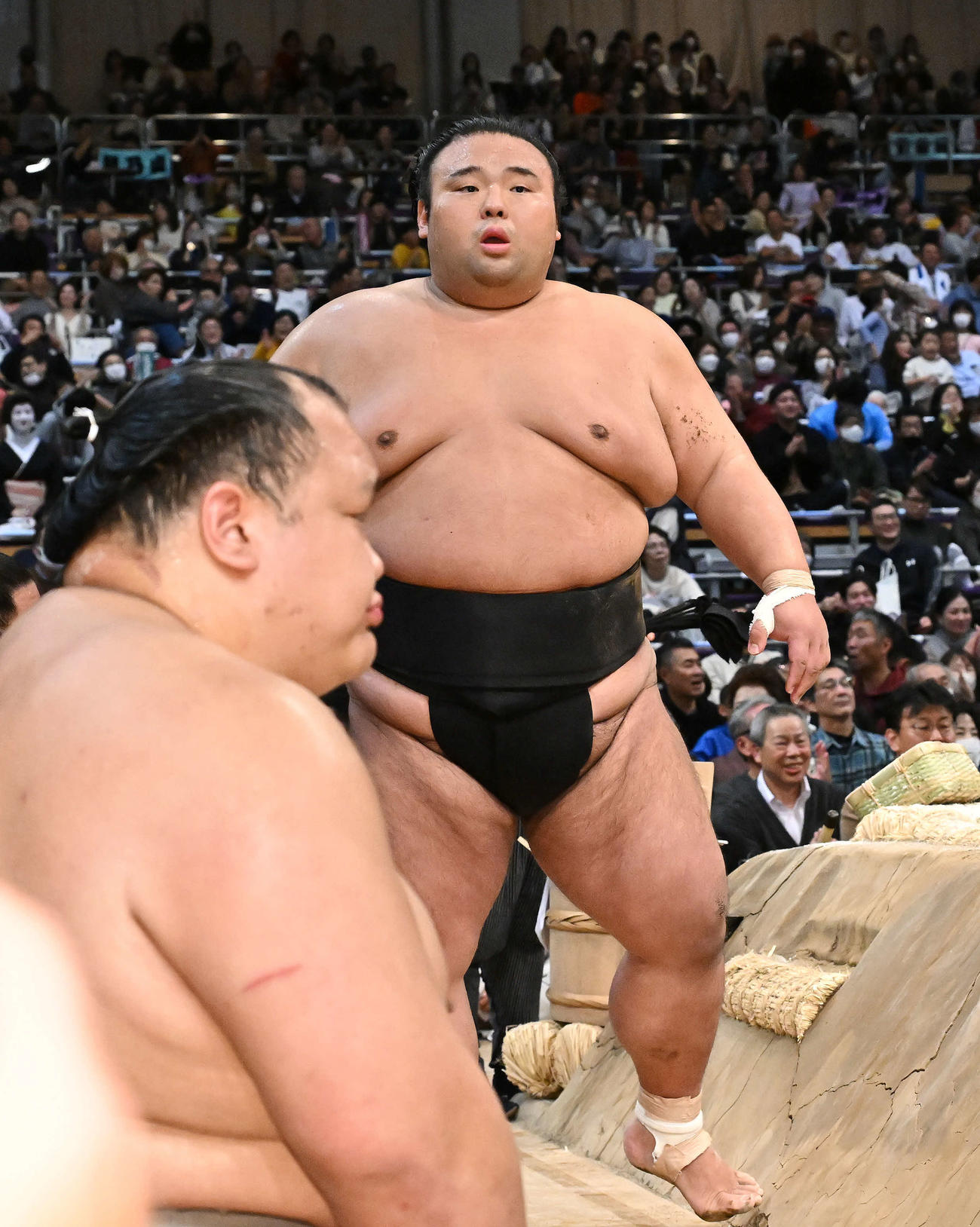 朝乃山に敗れた貴景勝（撮影・滝沢徹郎）