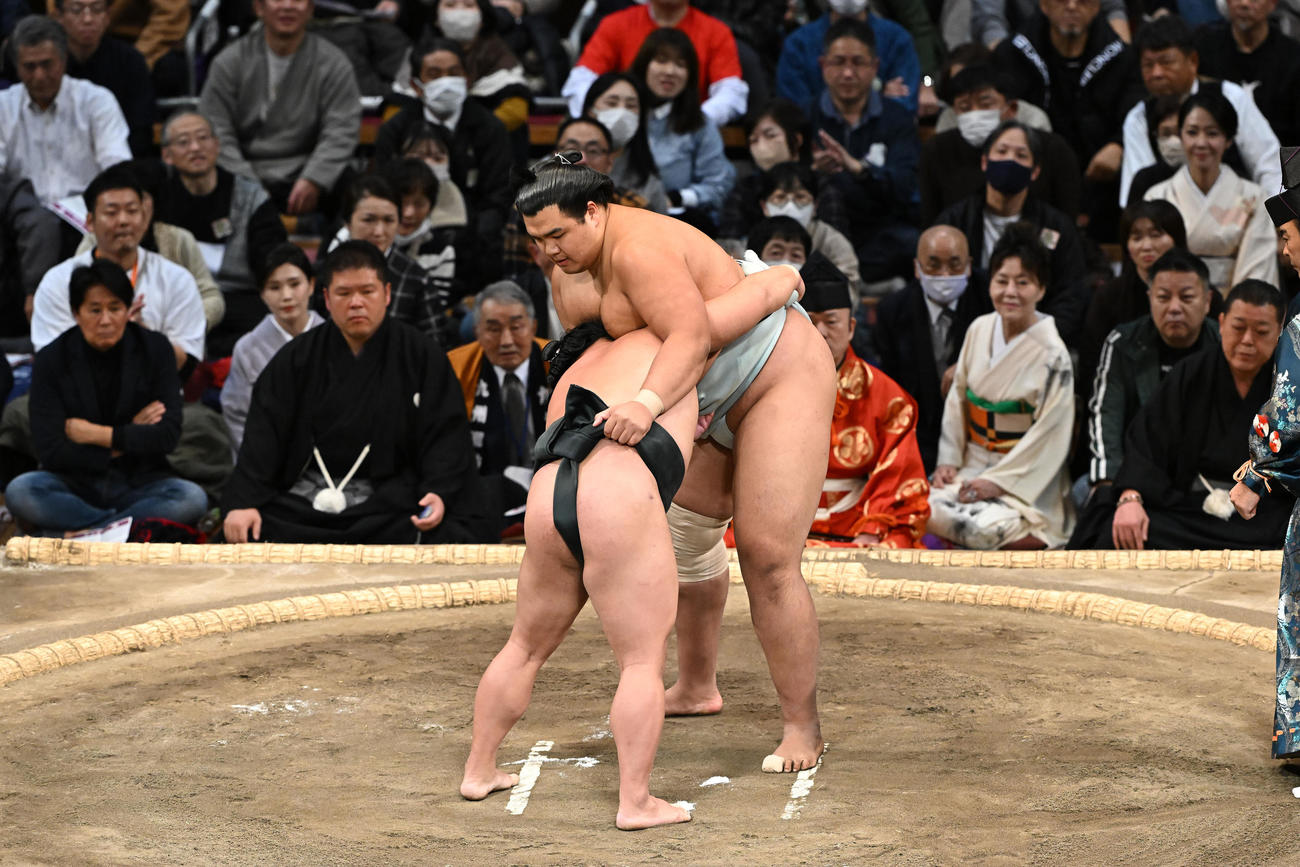 水入り前の位置に戻り、再度取り組みに臨む北青鵬（右）と翠富士（2023年11月18日撮影）