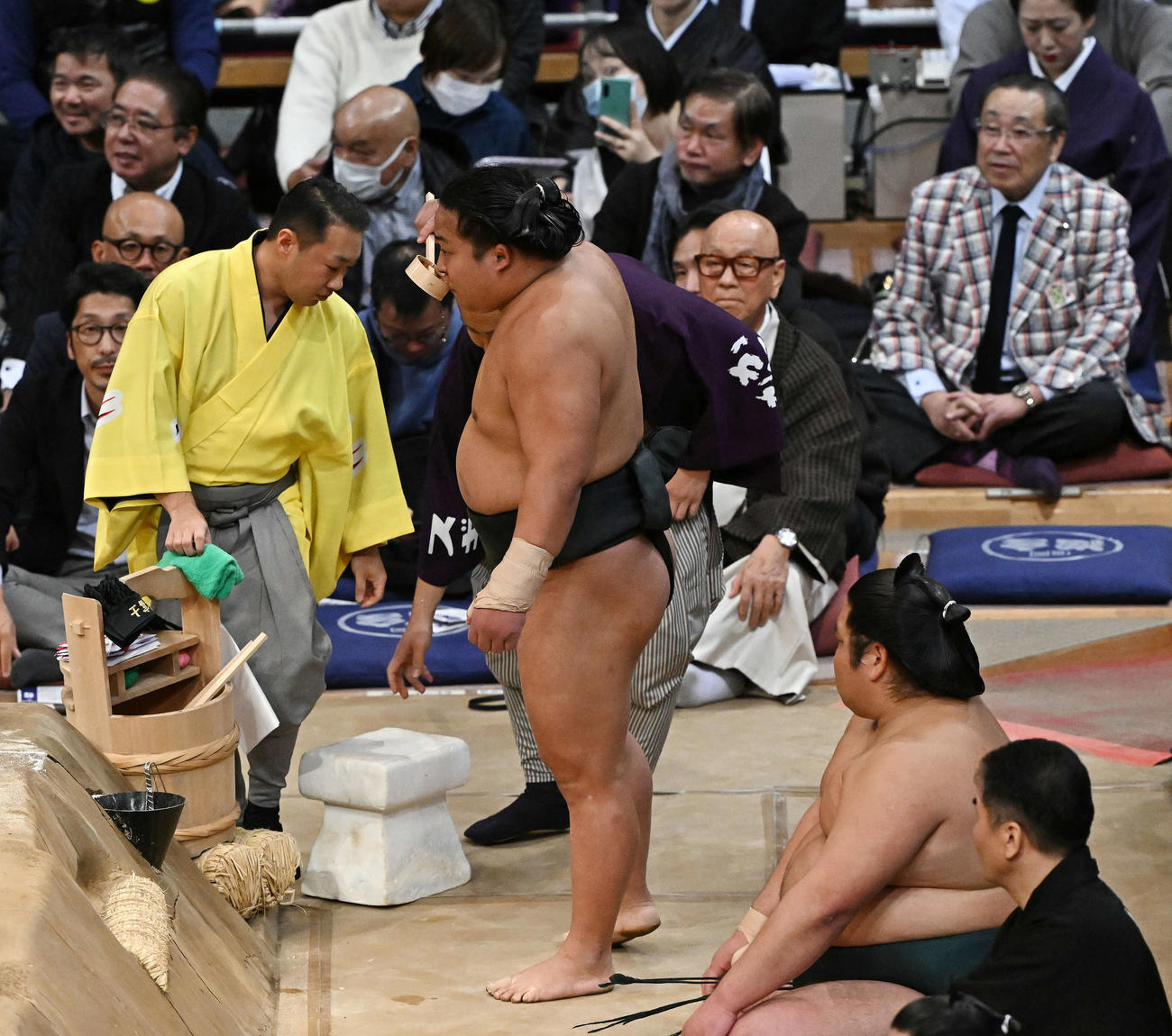 北青鵬との取り組みが水入りとなり水を飲む翠富士（2023年11月18日撮影）