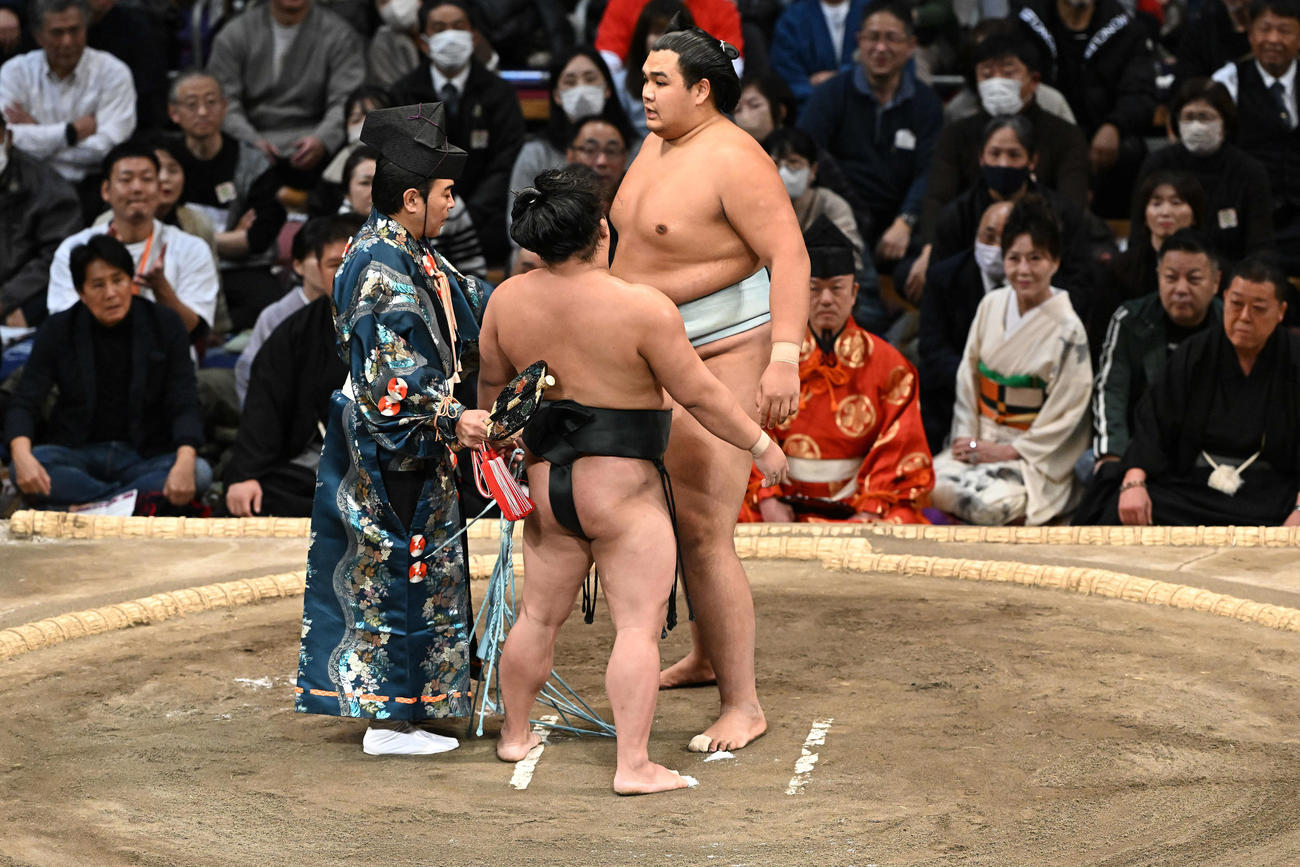水入り前の位置に戻り、再度取り組みに臨む北青鵬（右）翠富士（2023年11月18日撮影）