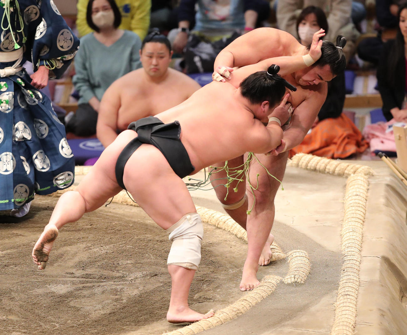 大相撲九州場所9日目　押し出しで大辻を破った若隆景（左）（撮影・梅根麻紀）