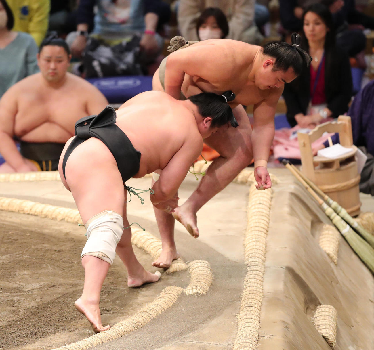 大相撲九州場所9日目　押し出しで大辻を破った若隆景（左）（撮影・梅根麻紀）