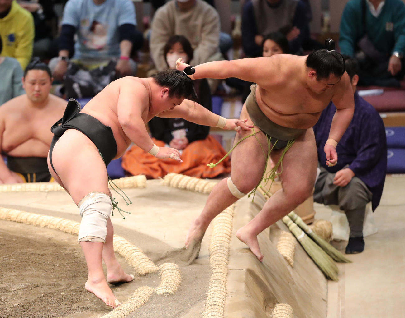 大相撲九州場所9日目　押し出しで大辻を破った若隆景（左）（撮影・梅根麻紀）