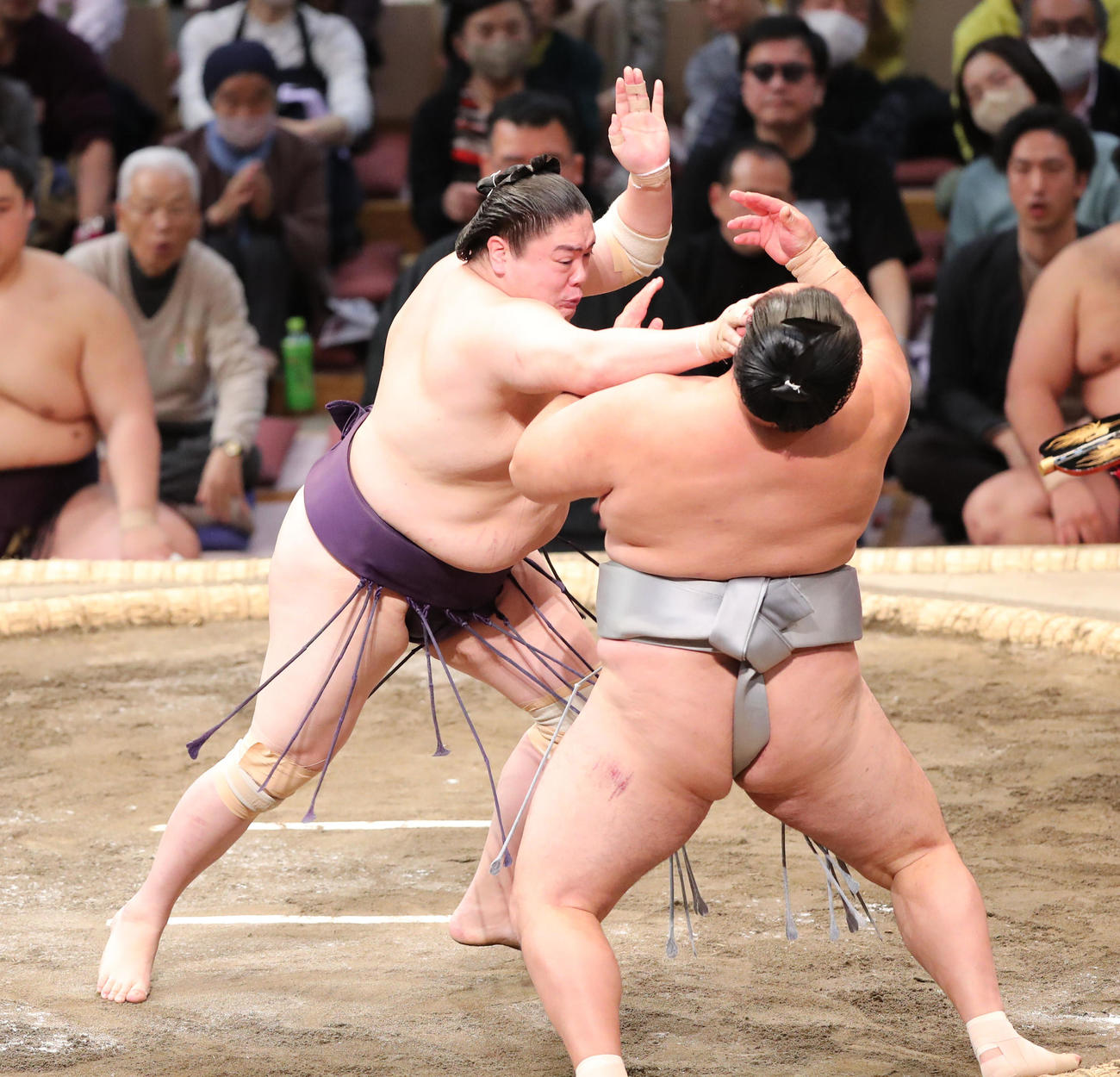 玉鷲を突き出しで破った一山本（左）（撮影・梅根麻紀）