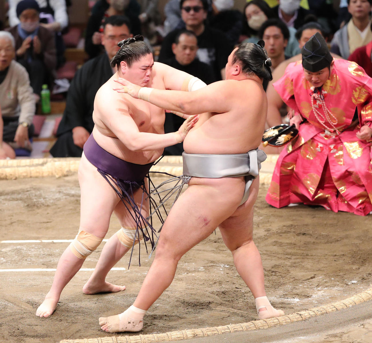 玉鷲を突き出しで破った一山本（左）（撮影・梅根麻紀）