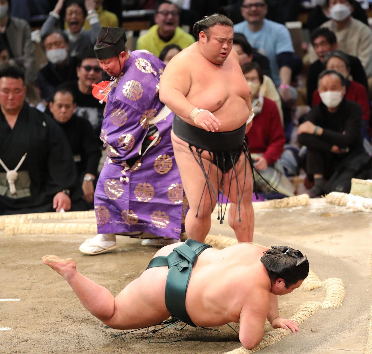 大相撲九州場所9日目　引き落としで錦木を破る貴景勝（奥）（撮影・梅根麻紀）