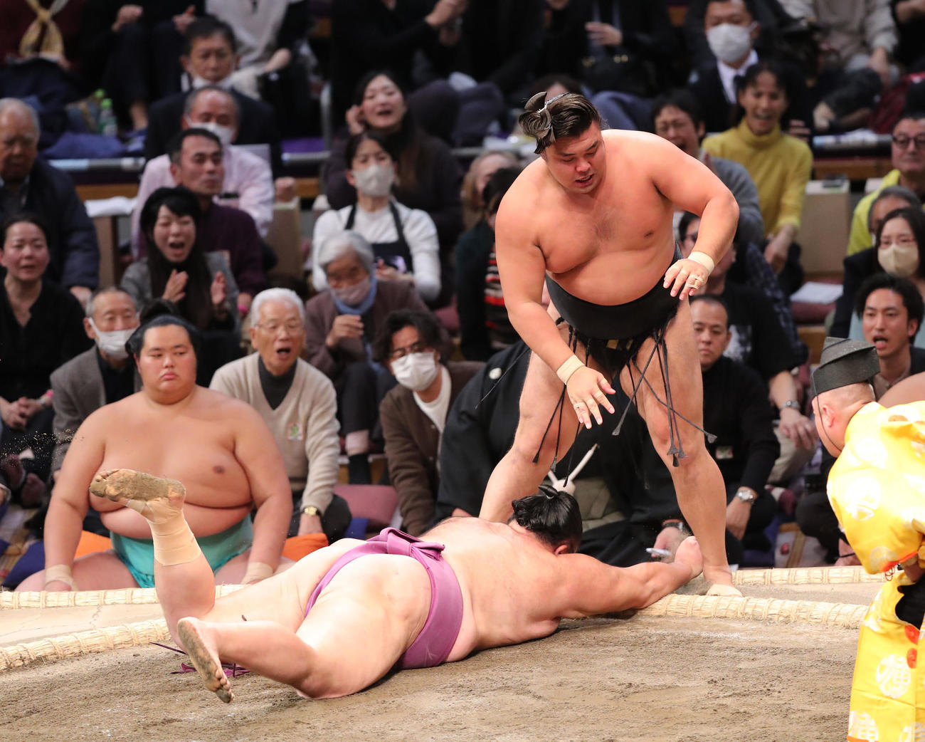 大相撲九州場所9日目　はたき込みで朝乃山を破った霧島（右）（撮影・梅根麻紀）